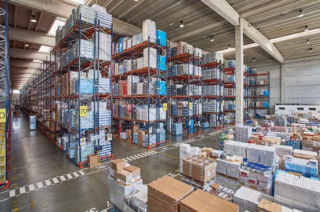 Une grande variété de produits augmente la complexité du stock management en entrepôt. Une grande variété de produits augmente la complexité du stock management en entrepôt.