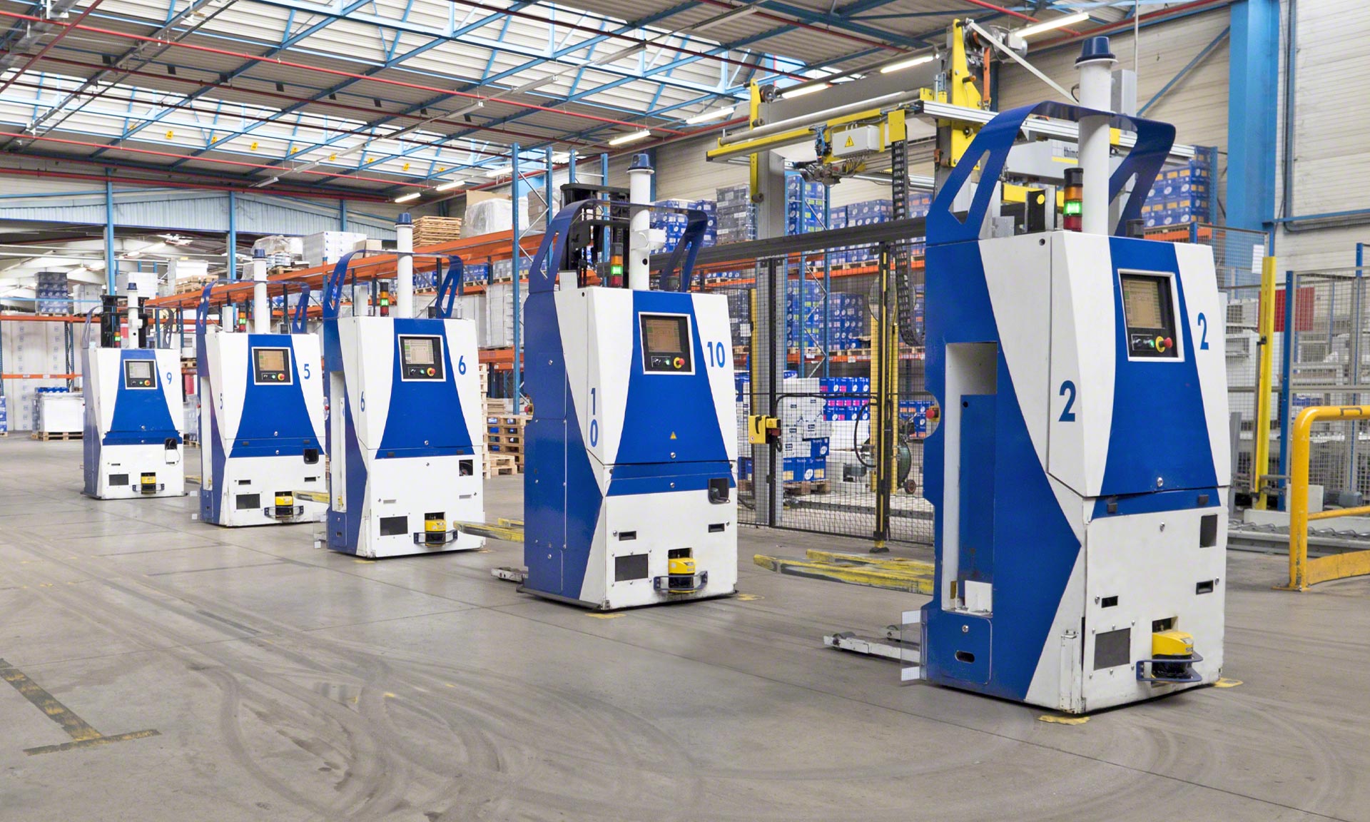 Les véhicules autoguidés dynamisent l’entrepôt Les véhicules autoguidés dynamisent l’entrepôt