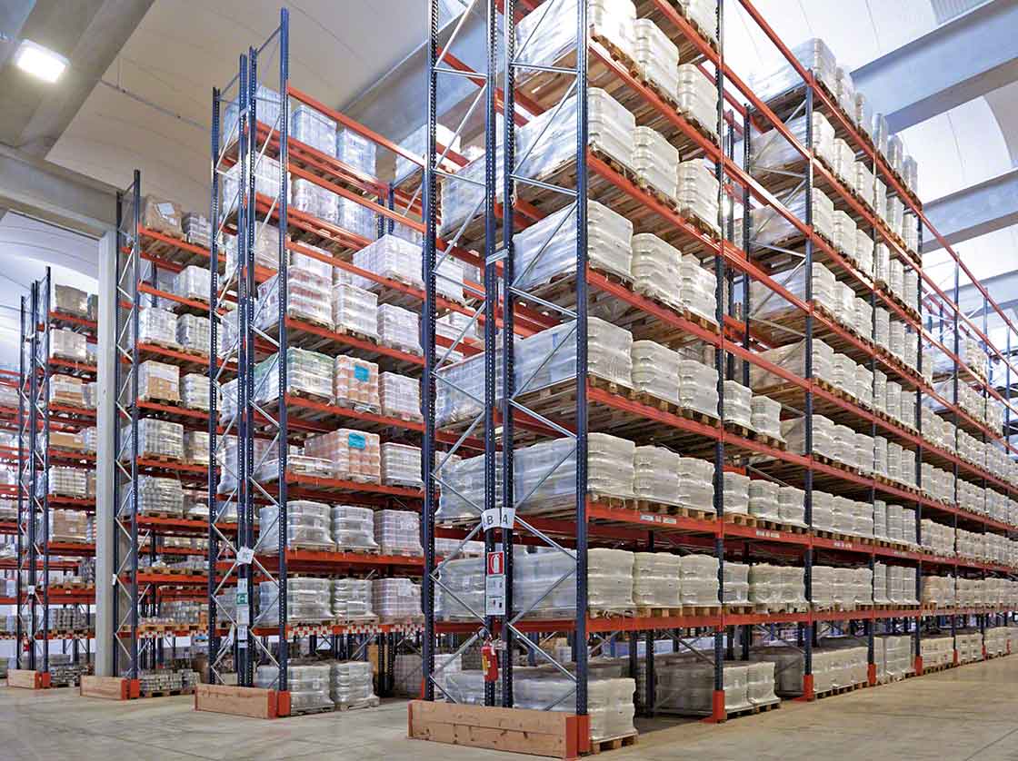 Un volume important de produits chimiques stockés augmente les risques dans l’entrepôt. Un volume important de produits chimiques stockés augmente les risques dans l’entrepôt.