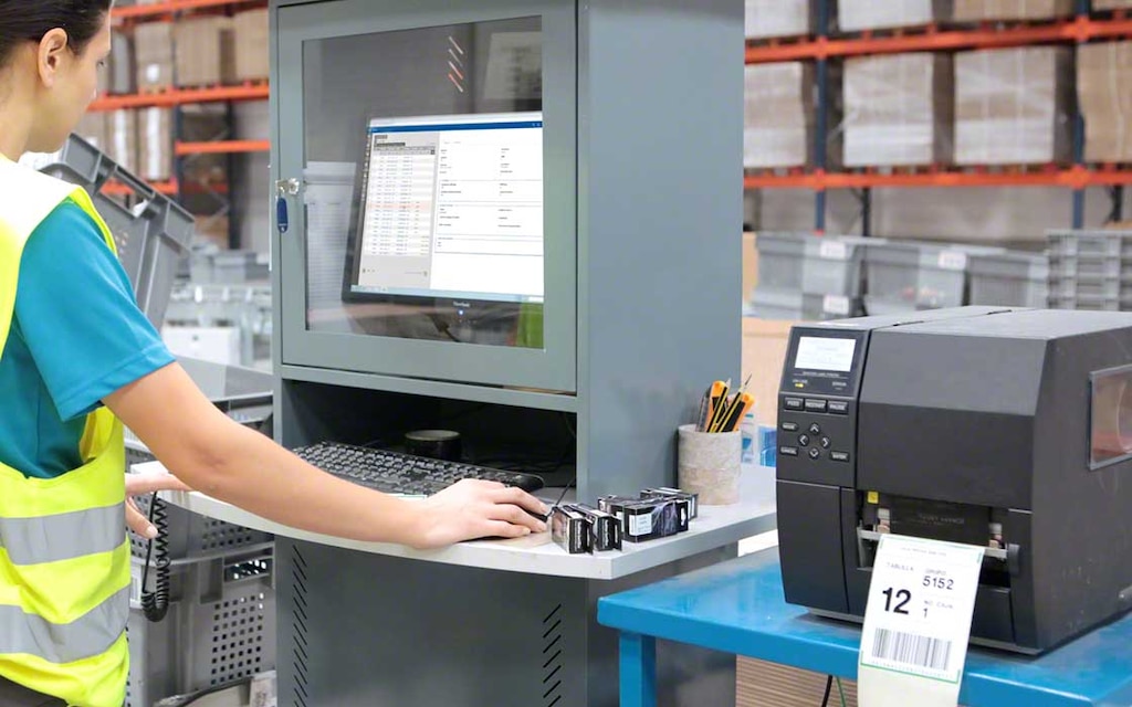 Un WMS lance automatiquement des tâches telles que la préparation des commandes ou le réapprovisionnement des stocks