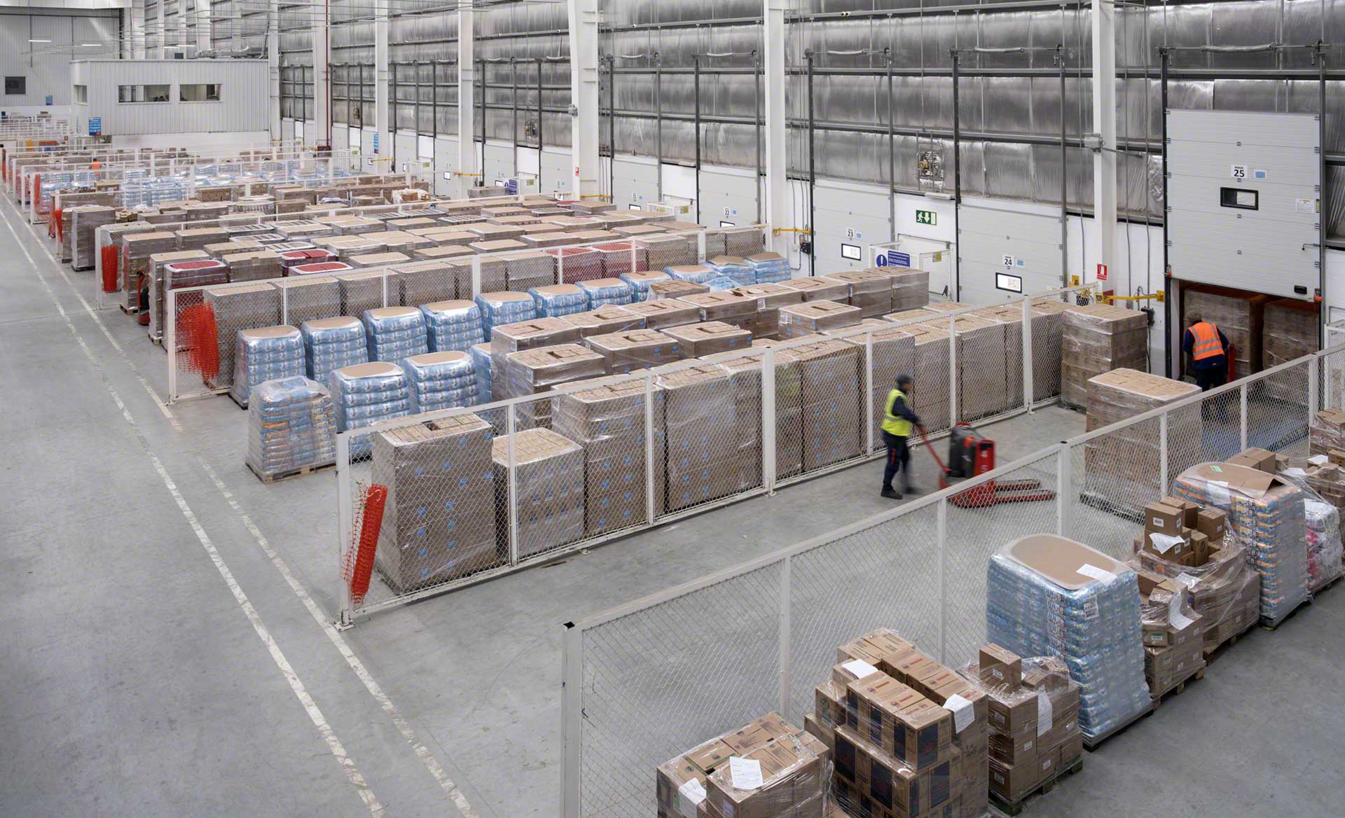 Zone tampon de l'entrepôt dans laquelle sont stockés temporairement les produits Zone tampon de l'entrepôt dans laquelle sont stockés temporairement les produits