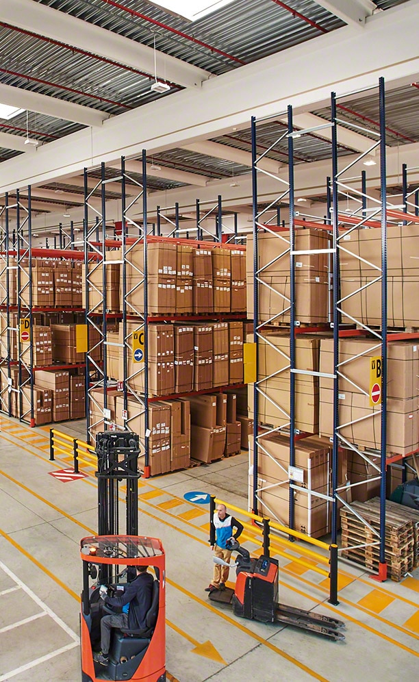 Les chariots à mât rétractable sont utilisés pour les tâches de stockage.