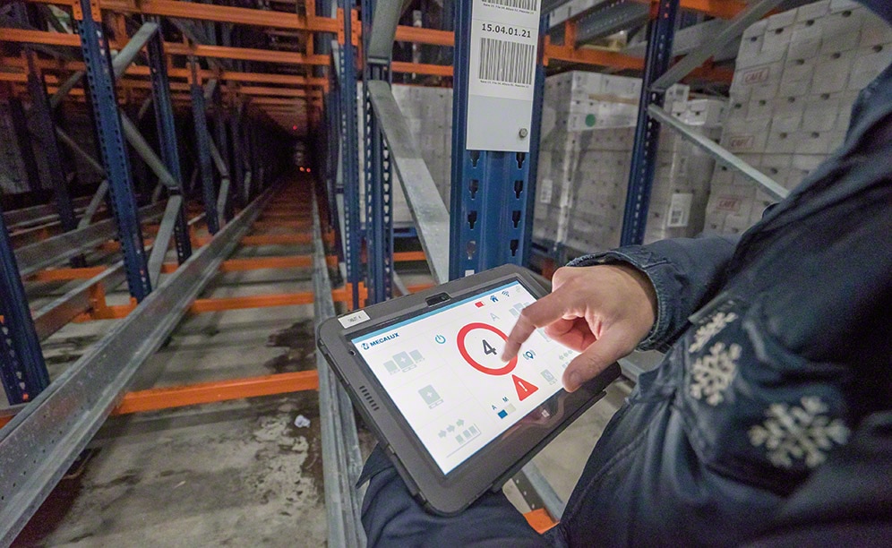 Les tablettes de commande avec wi-fi donnent des indications aux Pallet Shuttle