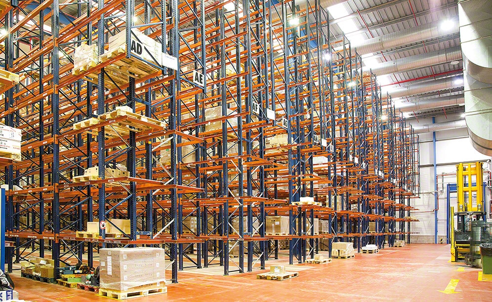 Pour récupérer la capacité de stockage perdue avec cette solution, Disalfarm a fait construire une structure en porte-à-faux sur les postes d’entrée et de sortie des allées
