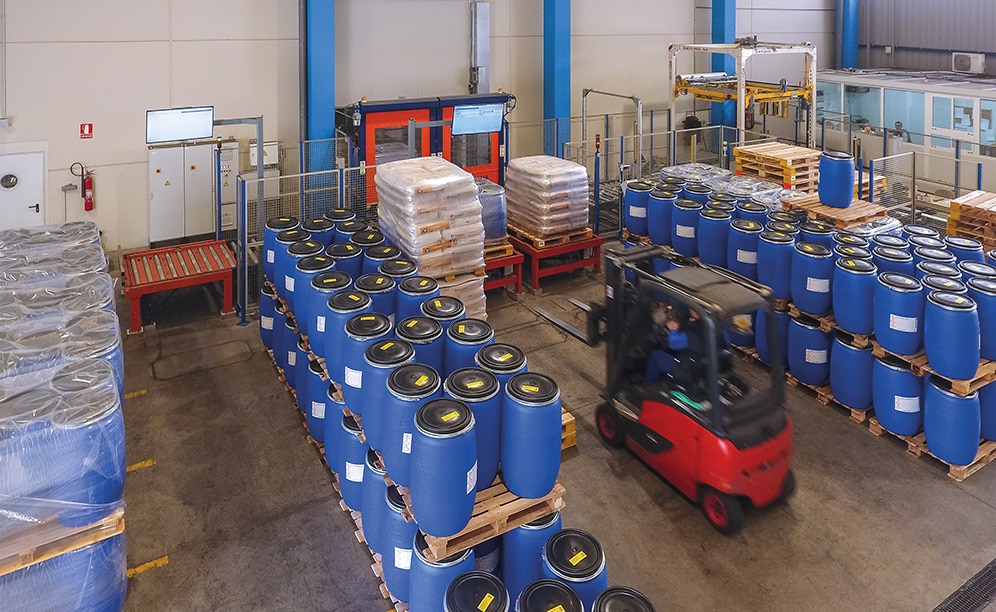 At the front of the warehouse, inputs and outputs of the goods take places separately to avoid interference