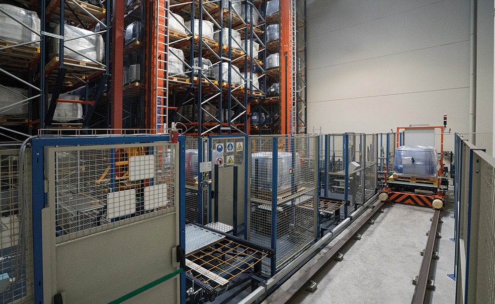 À l’intérieur de l’entrepôt, les palettes sont transportées par une navette jusqu’à l’allée de stockage assignée par le logiciel de gestion d’entrepôt Easy WMS de Mecalux