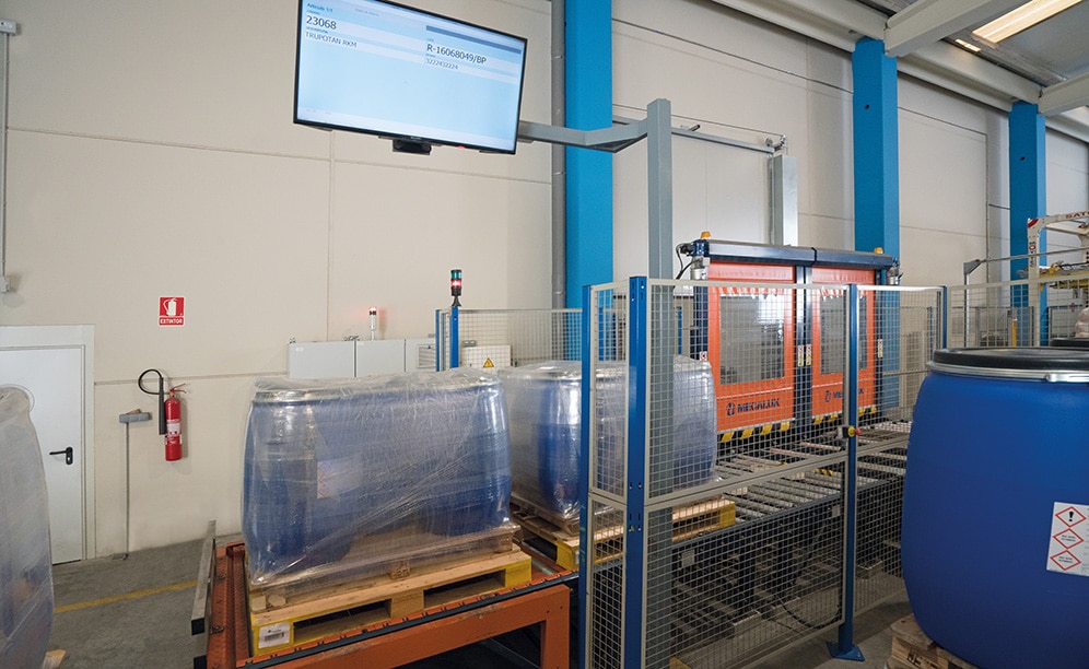 The transfer car collects the pallets directly from the conveyor at the end of each aisle and moves them to the exit