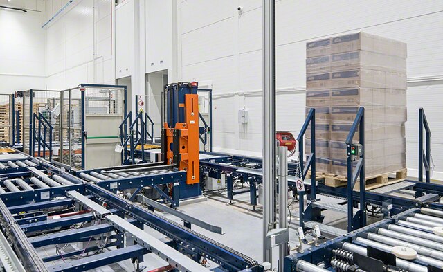 Le centre logistique est relié à la production par un circuit de convoyeurs