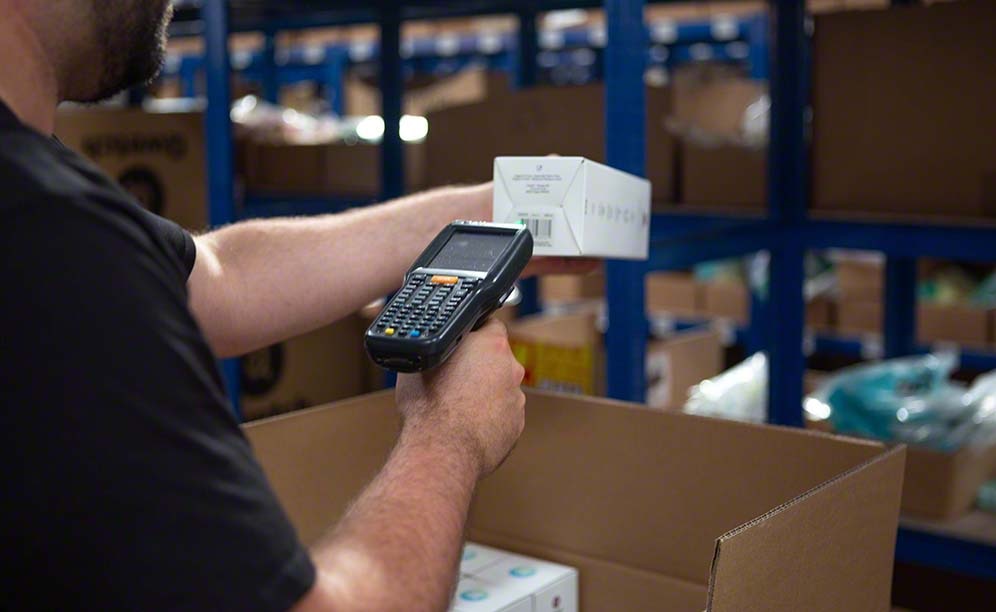 Easy WMS guide les opérateurs préparant les commandes via des terminaux RF