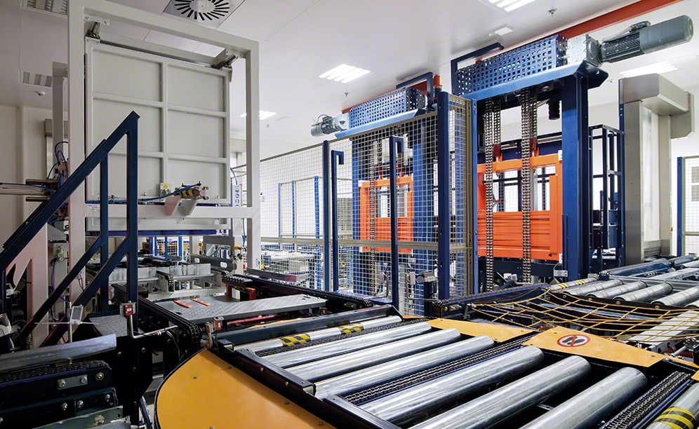 Deux élévateurs relient le niveau supérieur au niveau inférieur de l'entrepôt Deux élévateurs relient le niveau supérieur au niveau inférieur de l'entrepôt