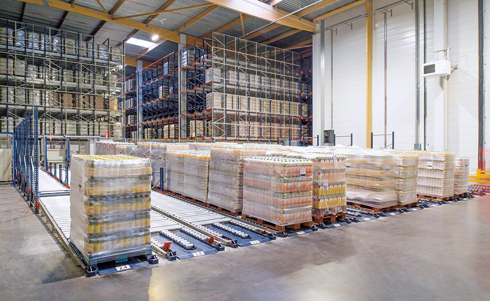 Le système Pallet Shuttle garantit l’entrée et la sortie des rayonnages de 2 500 palettes par jour