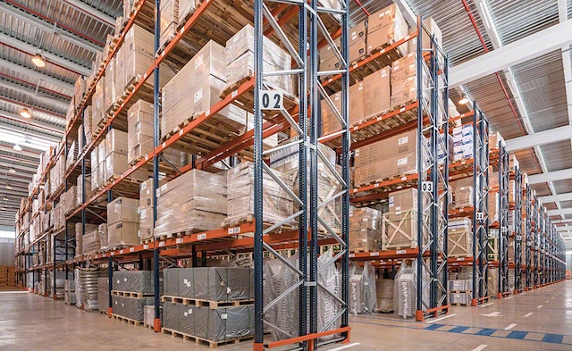 L'entrepôt de Leroy Merlin avec des produits de bricolage et de jardinage