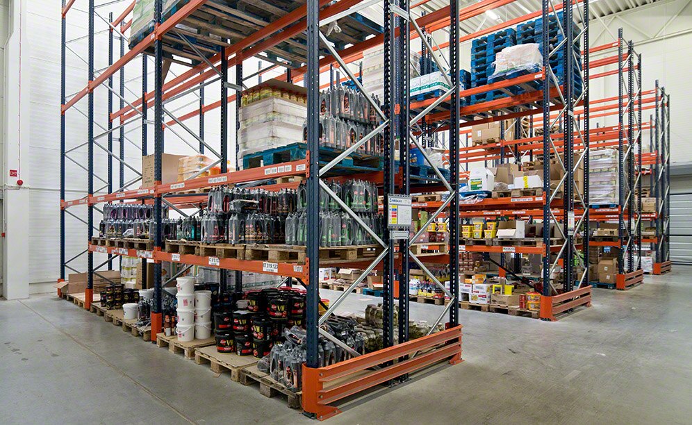 L'entrepôt offre une capacité de stockage totale de 4 407 palettes