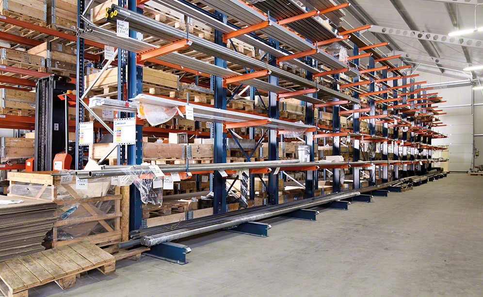 Stockage de profilés métalliques dans l'entrepôt de production de MetalERG en Pologne Stockage de profilés métalliques dans l'entrepôt de production de MetalERG en Pologne