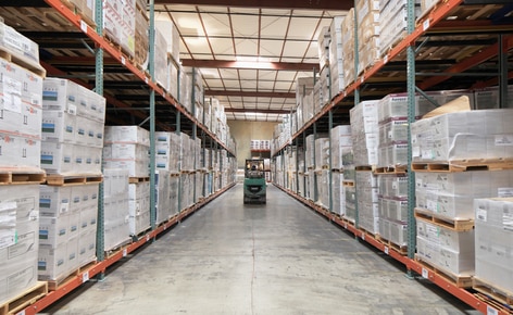 L'opérateur logistique Desert Depot installe des rayonnages push-back pour obtenir plus de capacité dans une plus petite zone de stockage L'opérateur logistique Desert Depot installe des rayonnages push-back pour obtenir plus de capacité dans une plus petite zone de stockage