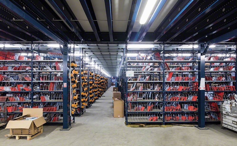Chaque étage de l'entrepôt est conçu pour un type de produit particulier et se voit attribuer un nombre spécifique d'opérateurs, qui varie en fonction de la demande