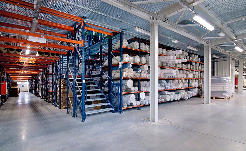 Mecalux a fourni tous les systèmes de stockage du nouvel entrepôt d'Eurofirany ; rayonnages avec passerelles et rayonnages cantilever pour les articles de grande longueur