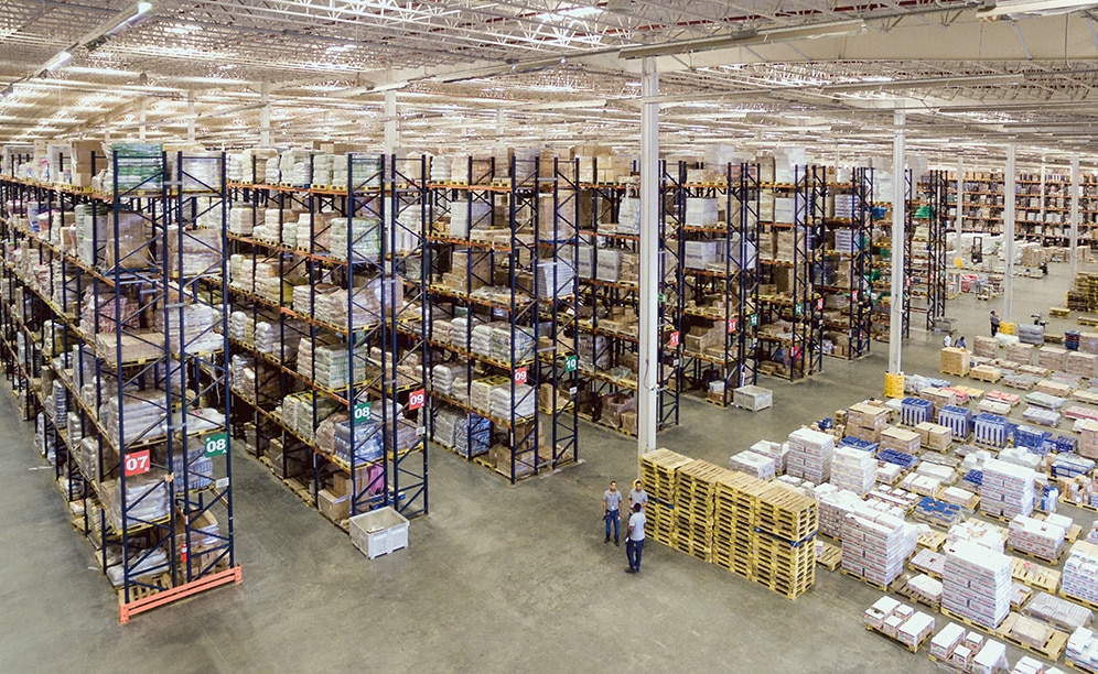 Mecalux a équipé l’entrepôt avec plusieurs solutions de stockage capables de gérer une grande variété de produits de l’entreprise et d’optimiser efficacement l’espace du bâtiment