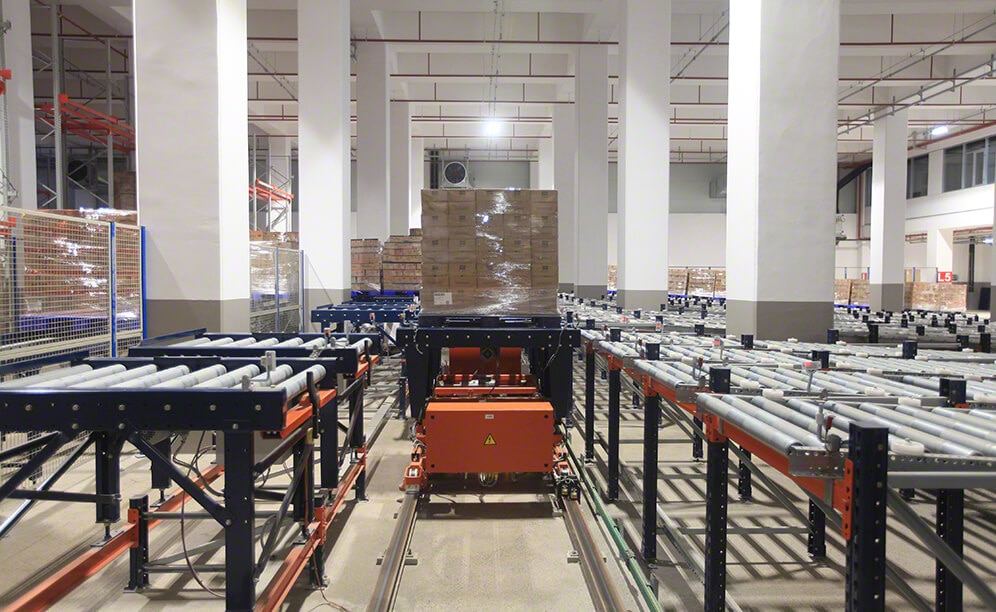L'entrepôt de Tadım est relié à la production par un circuit de convoyeurs