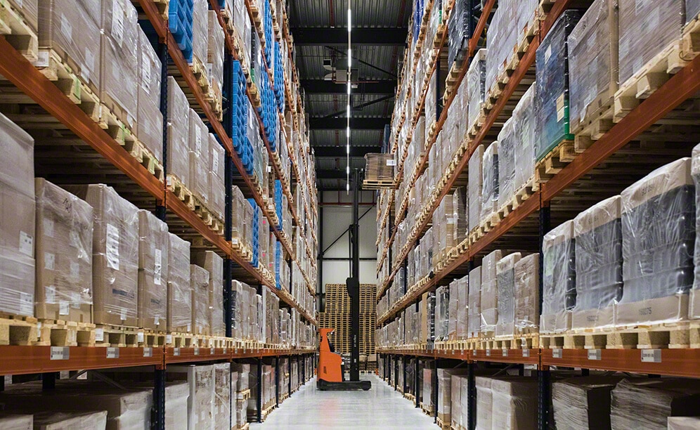 L'entrepôt de Van Rooijen en Belgique stockant des biens de consommation