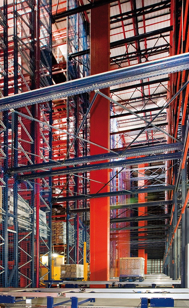 L’entrepôt optimise au maximum la surface et offre une capacité de stockage de plus de 40 300 palettes