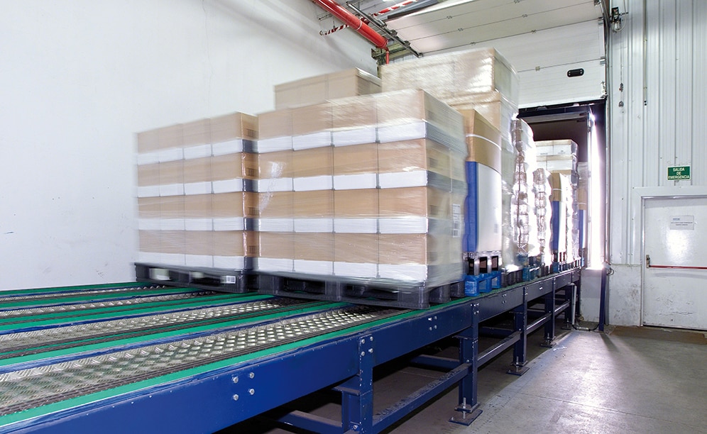 Ce système ne nécessite que deux quais de chargement pour gérer très efficacement l’entrée de la marchandise dans le centre logistique de Grupo Siro