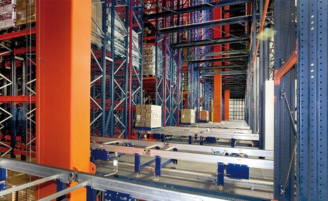 Le groupe agroalimentaire Grupo Siro a augmenté sa capacité et sa productivité grâce à un entrepôt autoportant de 35,5 m de hauteur Le groupe agroalimentaire Grupo Siro a augmenté sa capacité et sa productivité grâce à un entrepôt autoportant de 35,5 m de hauteur