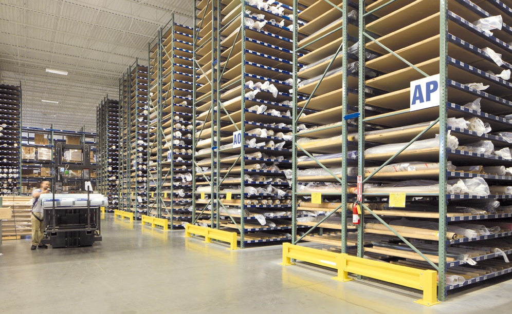 Interlake Mecalux proposé une solution à la fois innovante et simple pour gérer ces milliers de rouleaux situés dans des compartiments de rayonnages de plus de 9 mètres de haut