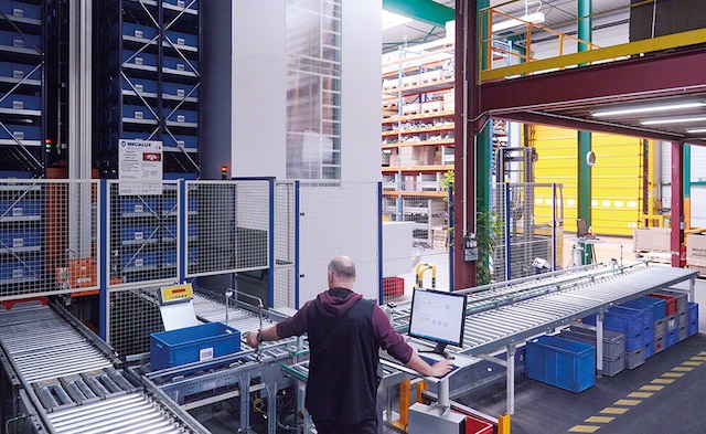 Le magasin automatique pour caisses de Symta-Pièces en France