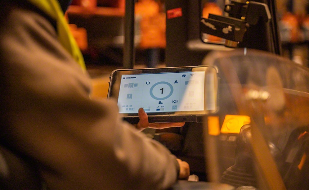 Les opérateurs de GM Technology contrôlent le Pallet Shuttle avec une tablette
