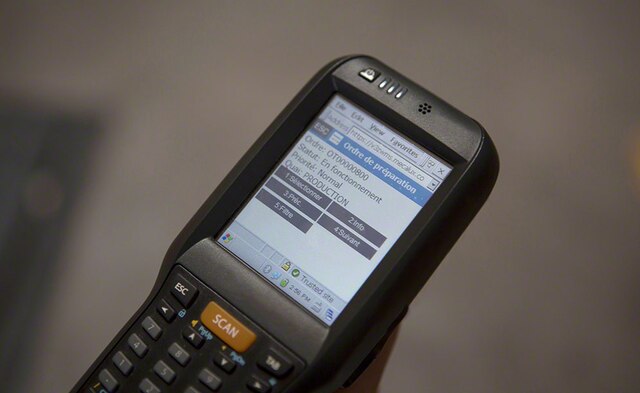 Les opérateurs ont des terminaux RFID pour communiquer avec le WMS