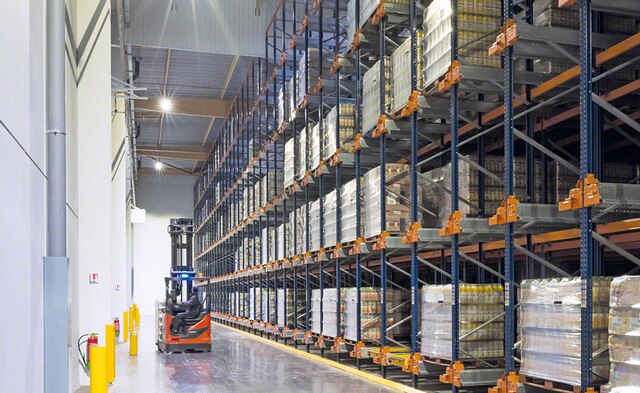 Le système Pallet Shuttle garantit l’entrée et la sortie de la marchandise