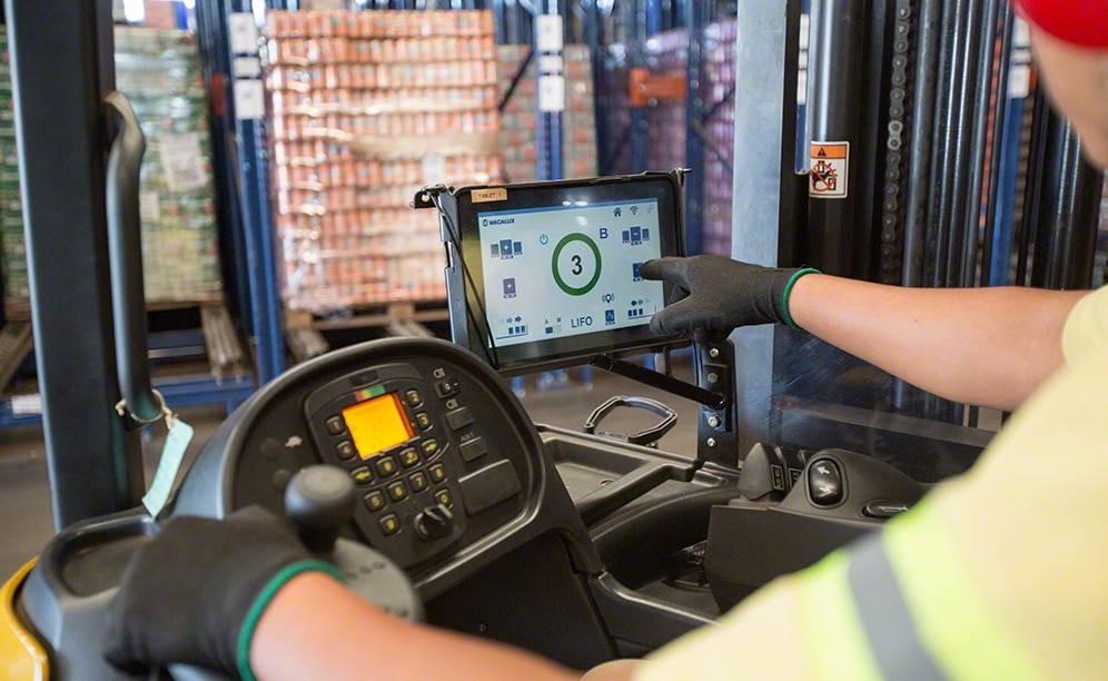 Avec le Pallet Shuttle, l'entrée et sortie de la marchandise est automatique Avec le Pallet Shuttle, l'entrée et sortie de la marchandise est automatique