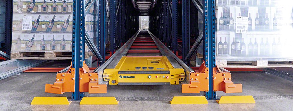 Le Pallet Shuttle se déplace à l'intérieur du canal en toute autonomie