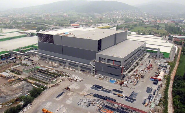 L'entrepôt autoportant de Hayat Kimya en construction : 10 000 tonnes d'acier ont été utilisées pour la structure autoportante