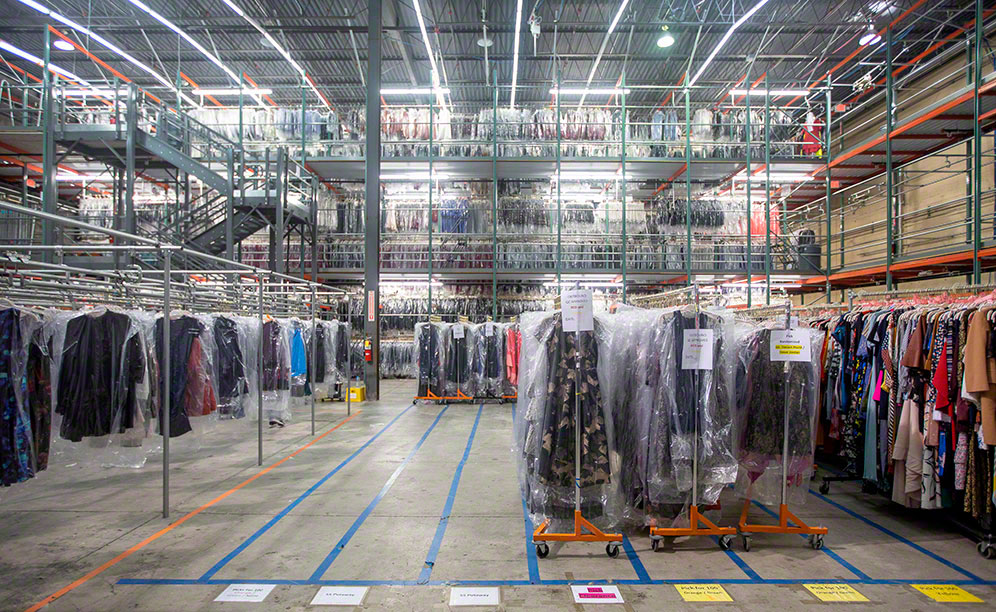 L'entrepôt de vêtements à louer de Rent the Runway aux États-Unis.