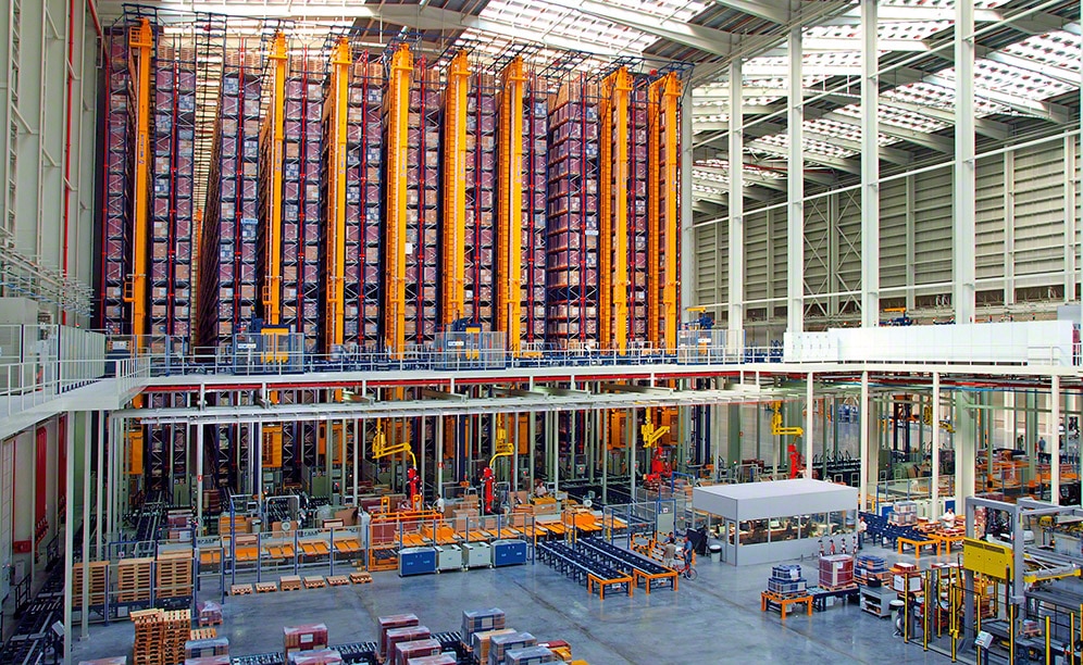 L'entrepôt mesure 160 m de long et 31 m de haut. Au total, la capacité de stockage obtenue s'élève à 65 320 palettes
