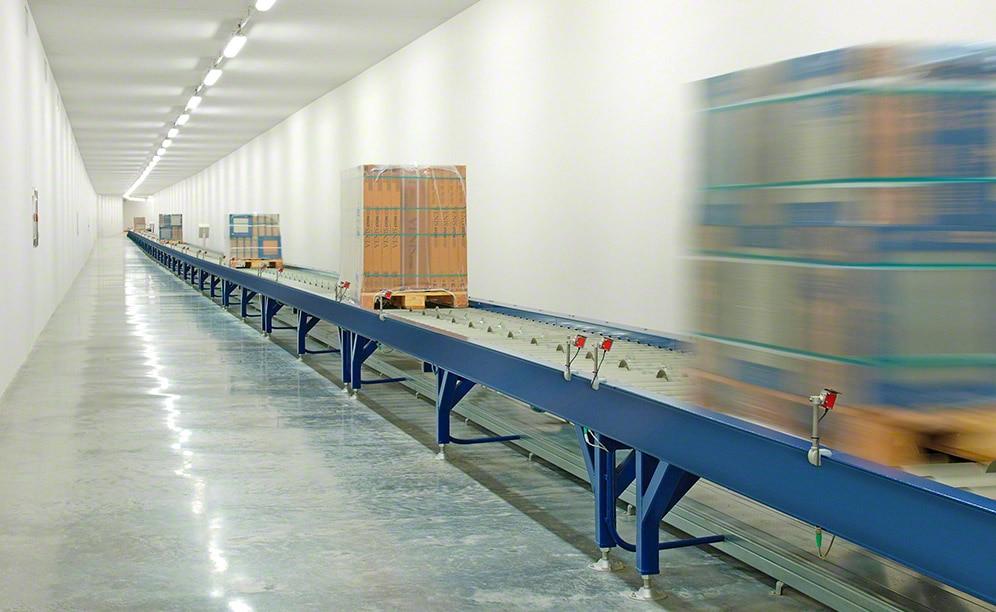 La communication entre le centre logistique et le centre de production s'effectue à travers un tunnel souterrain de plus de 1 km de long