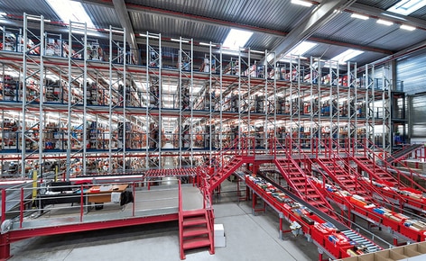 Une grande installation de picking avec des convoyeurs, pour gérer la vente en ligne de 10 000 paires de chaussures par jour Une grande installation de picking avec des convoyeurs, pour gérer la vente en ligne de 10 000 paires de chaussures par jour