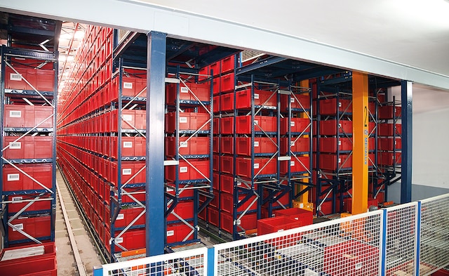 Le magasin automatique miniload d'Unidroco est formé de quatorze rangées de rayonnages desservis par sept transtockeurs