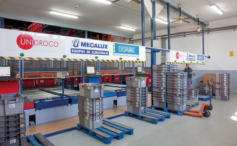 Le convoyeur du magasin automatique d'Unidroco est doté de quatre postes de picking équipés de dispositifs put-to-light