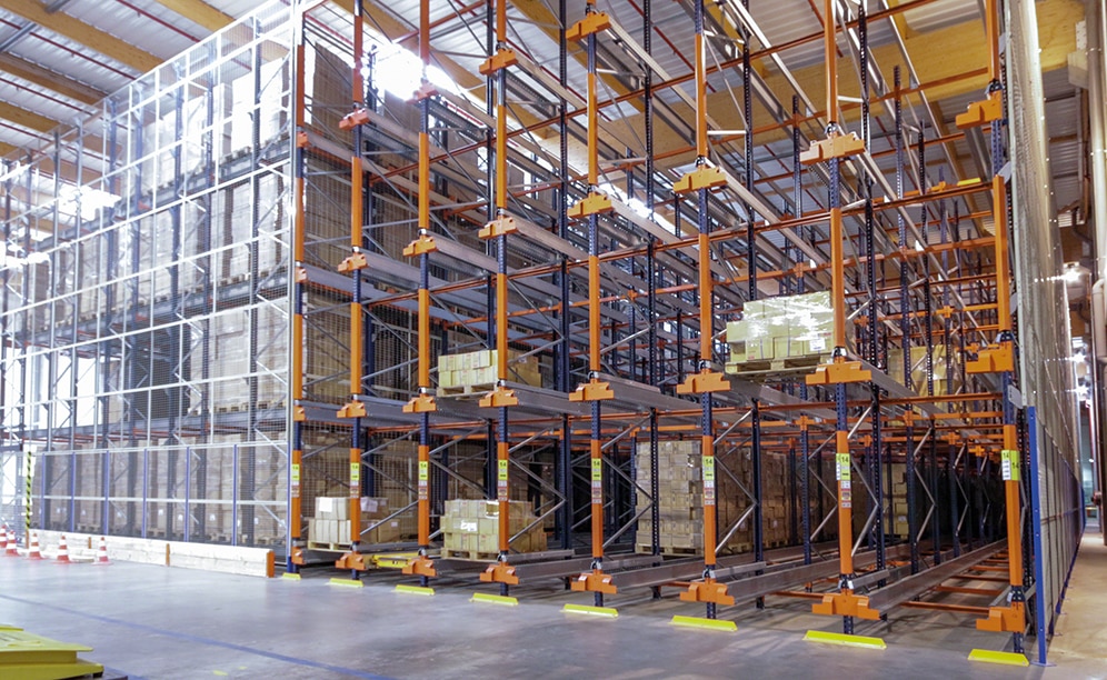 Mecalux a installé six blocs de rayonnages à accumulation de 10 mètres de hauteur et d’une capacité de plus de 3 700 palettes