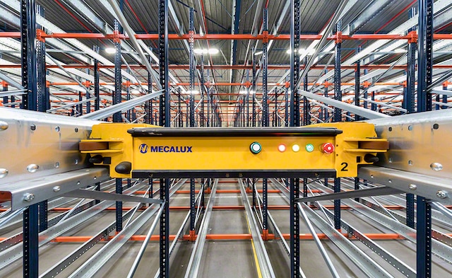 Navette Pallet Shuttle semi-automatique dans l'entrepôt de Croix Rouge en France Navette Pallet Shuttle semi-automatique dans l'entrepôt de Croix Rouge en France