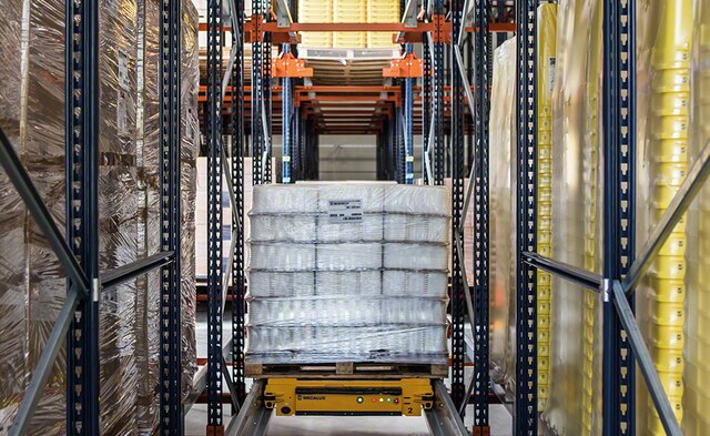Système Pallet Shuttle semiautomatique dans l'entrepôt ANVI Plasturgie en France