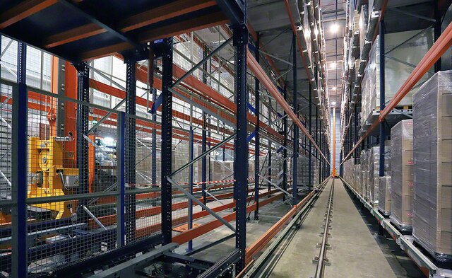 Les transstockeurs introduisent et retirent les palettes de leurs emplacements