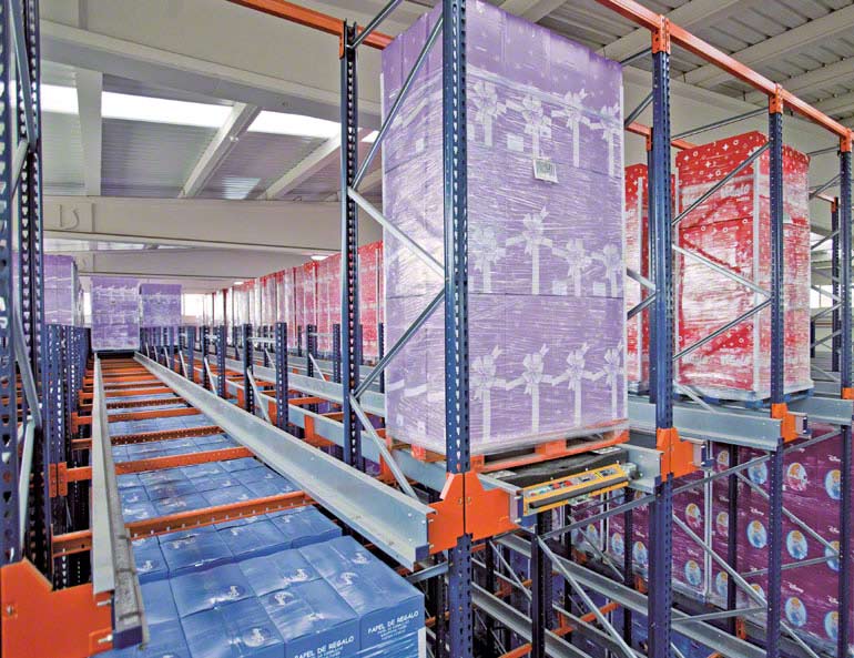 Système Pallet Shuttle dans l'entrepôt d'une entreprise de papier d'emballage décoratif