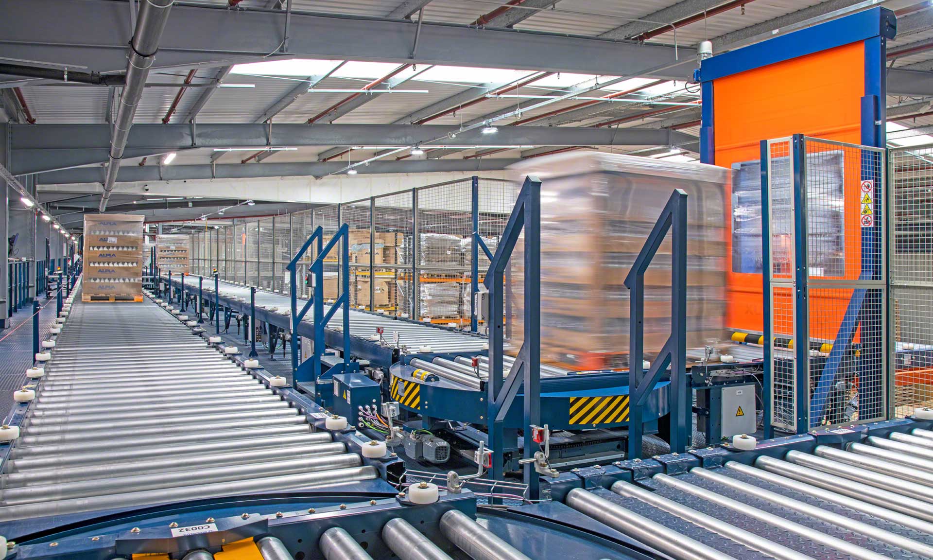 ALPLA installe des convoyeurs automatiques dans son usine de Golborne (Royaume-Uni)