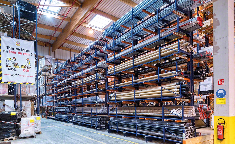 Saint-Gobain utilise les rayonnages cantilever pour stocker des barres, profilés, tubes et charge très longues et lourdes, en tirant parti au maximum de la hauteur de l'installation Saint-Gobain utilise les rayonnages cantilever pour stocker des barres, profilés, tubes et charge très longues et lourdes, en tirant parti au maximum de la hauteur de l'installation