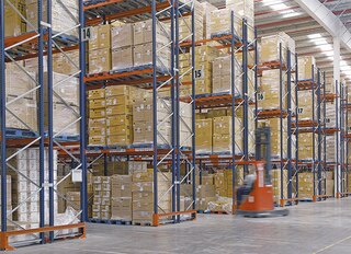 Deux systèmes de stockage dans le centre de distribution d'Eurofred en Espagne Deux systèmes de stockage dans le centre de distribution d'Eurofred en Espagne