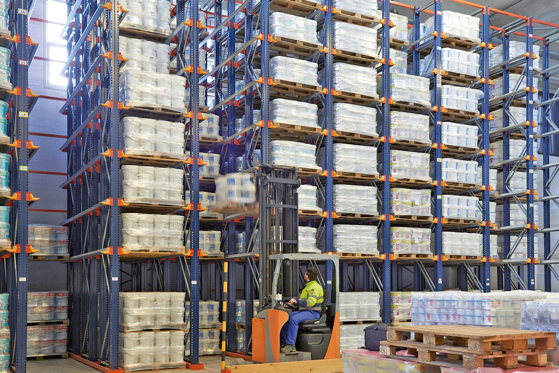 Les racks à accumulation sont parfaits pour exploiter au maximum la hauteur de l’entrepôt